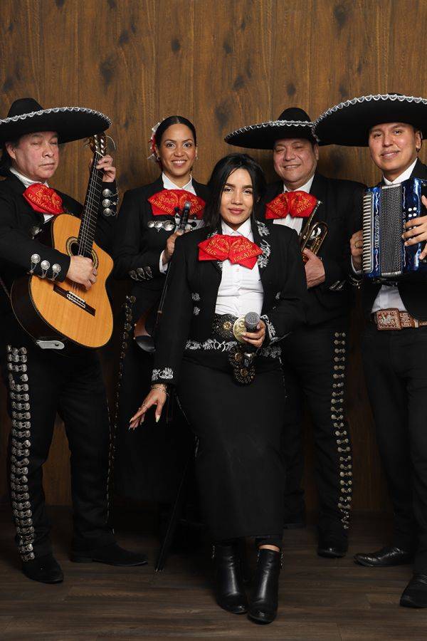 Click to enlarge image los-mariachis-02.jpg