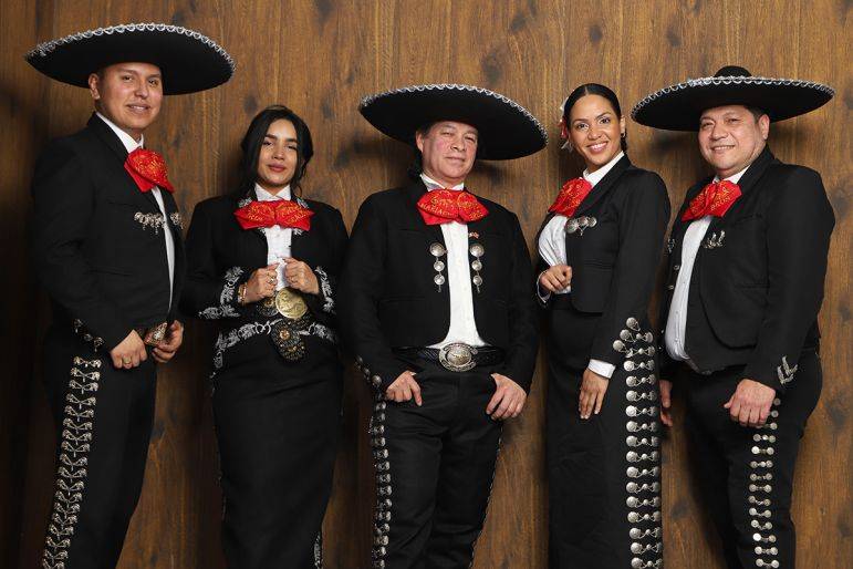 Click to enlarge image los-mariachis-03.jpg