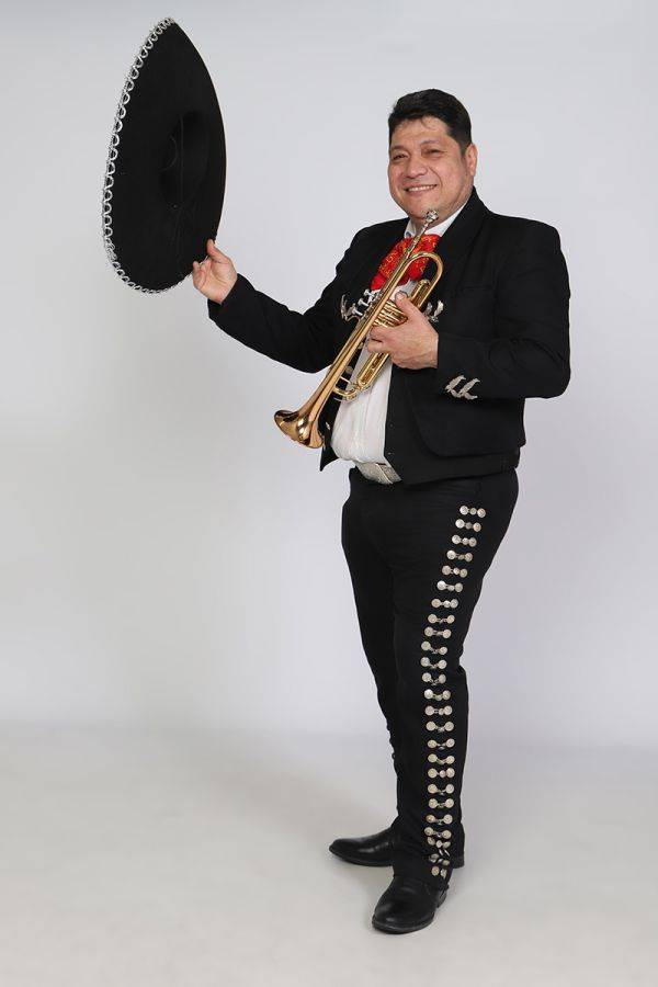 Click to enlarge image los-mariachis-06.jpg