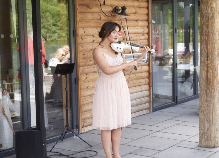 Click to enlarge image alice-violinist-gallery-03.jpg