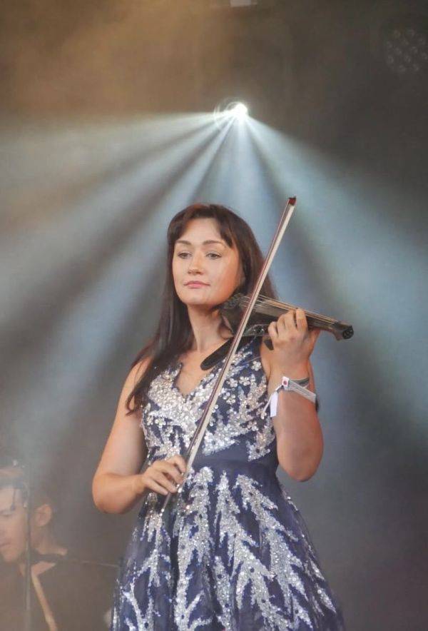 Click to enlarge image alice-violinist-gallery-05.jpg