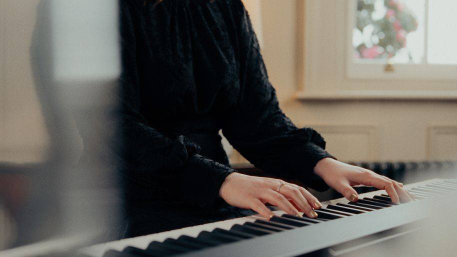 Click to enlarge image louise-09.jpg