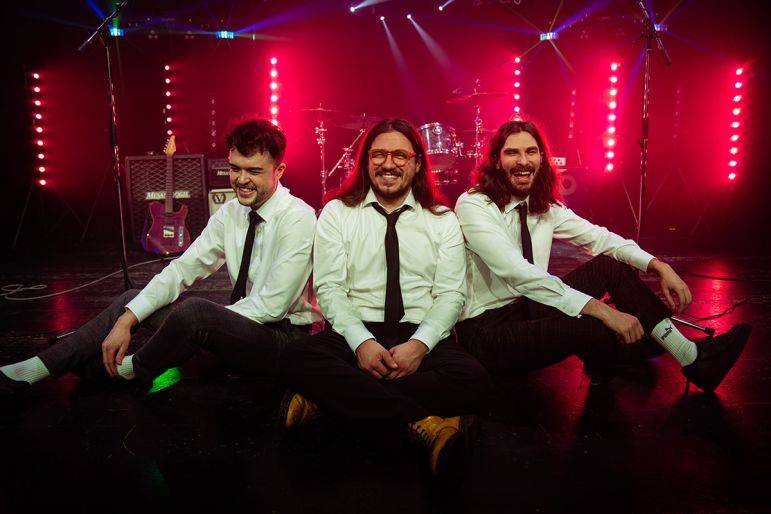 Click to enlarge image weekenders-new-02.jpg