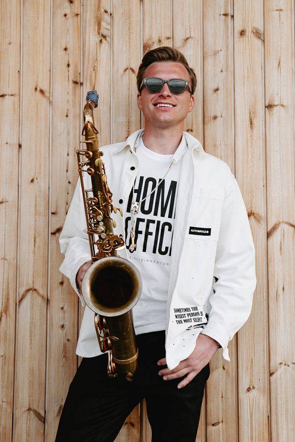 Click to enlarge image dc-sax-03.jpg