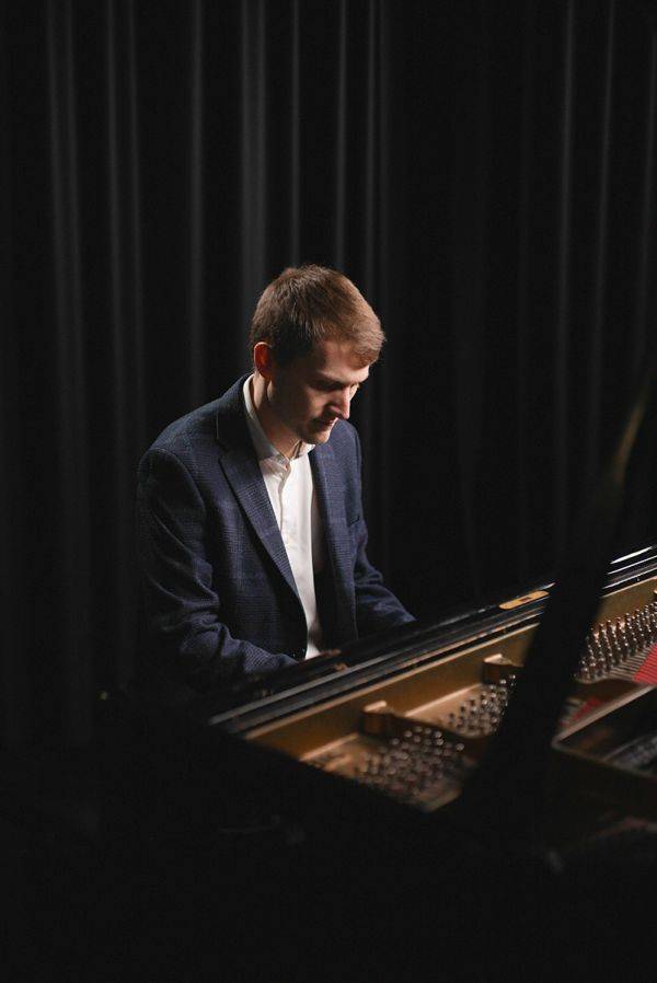Click to enlarge image piano-sophisticate-01.jpg