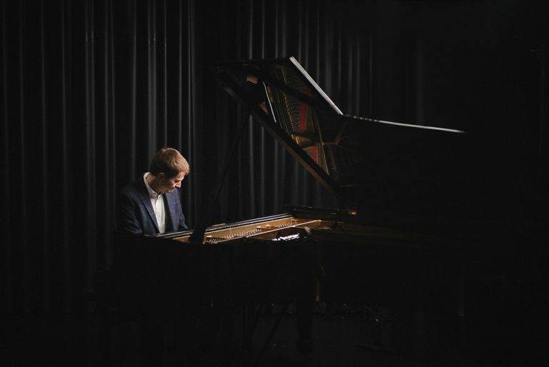 Click to enlarge image piano-sophisticate-02.jpg