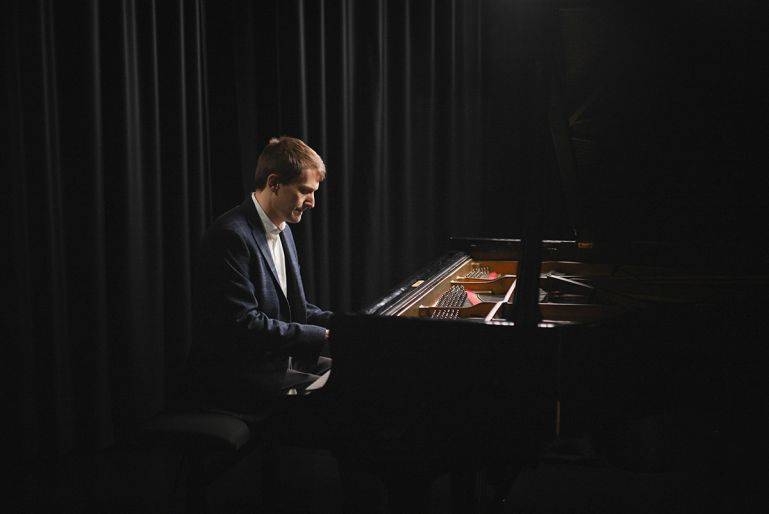 Click to enlarge image piano-sophisticate-03.jpg