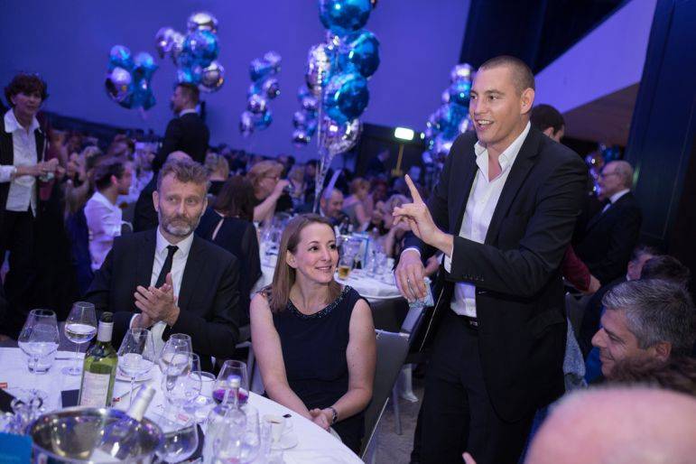 Click to enlarge image the-ipad-magician-01.jpg