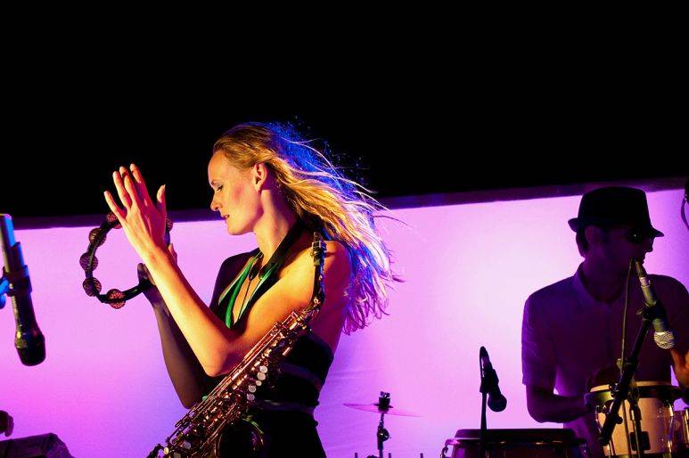 Click to enlarge image minnie-sax-04.jpg