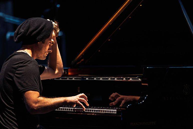 Click to enlarge image elegant-piano-05.jpg