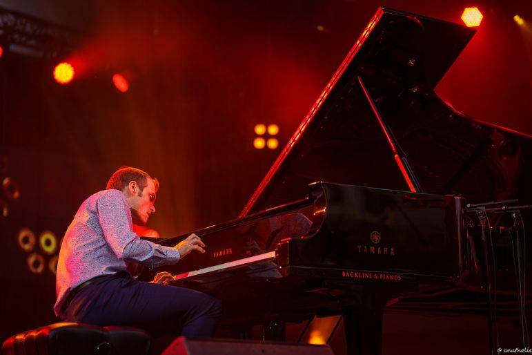 Click to enlarge image elegant-piano-10.jpg