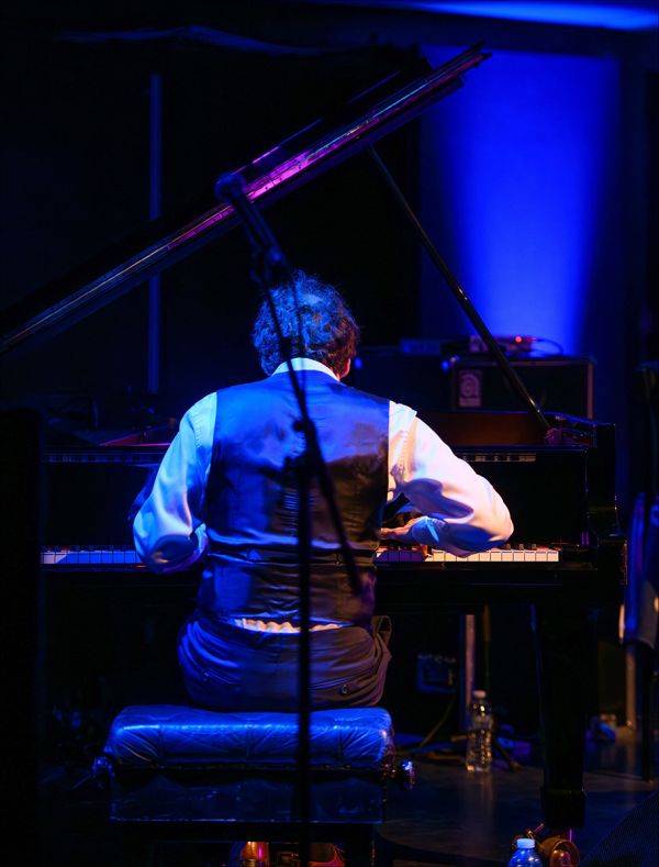 Click to enlarge image elegant-piano-12.jpg
