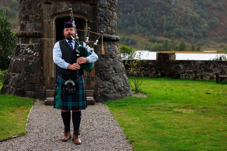 Click to enlarge image highlander-piper-01.jpg