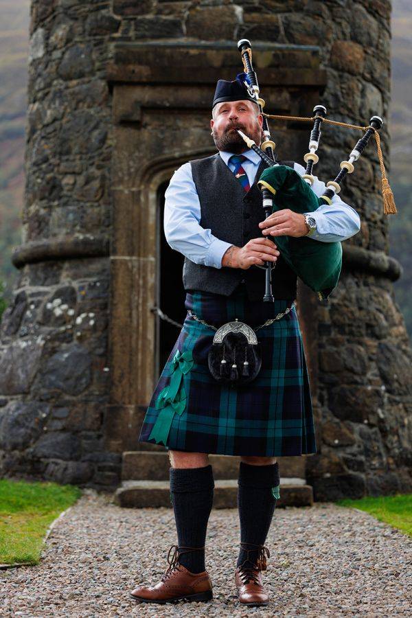 Click to enlarge image highlander-piper-02.jpg