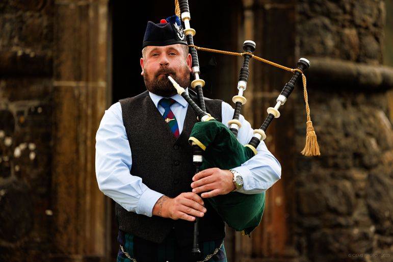 Click to enlarge image highlander-piper-03.jpg