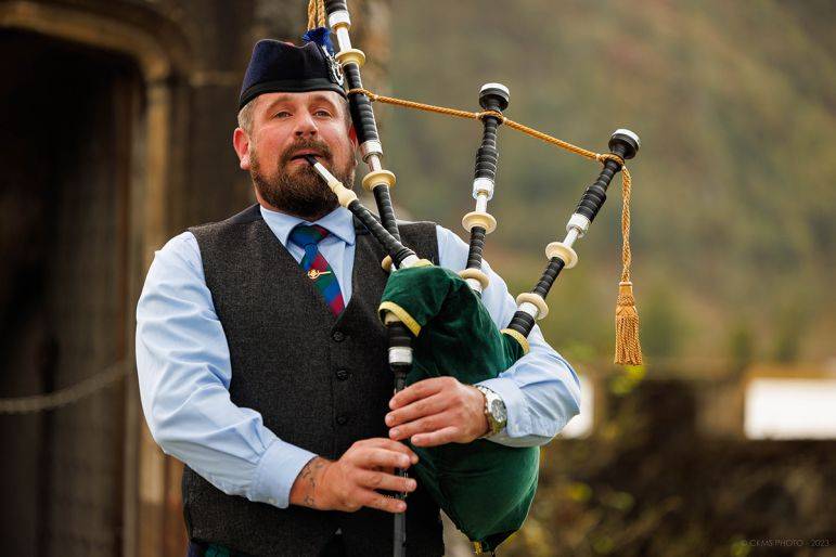 Click to enlarge image highlander-piper-04.jpg