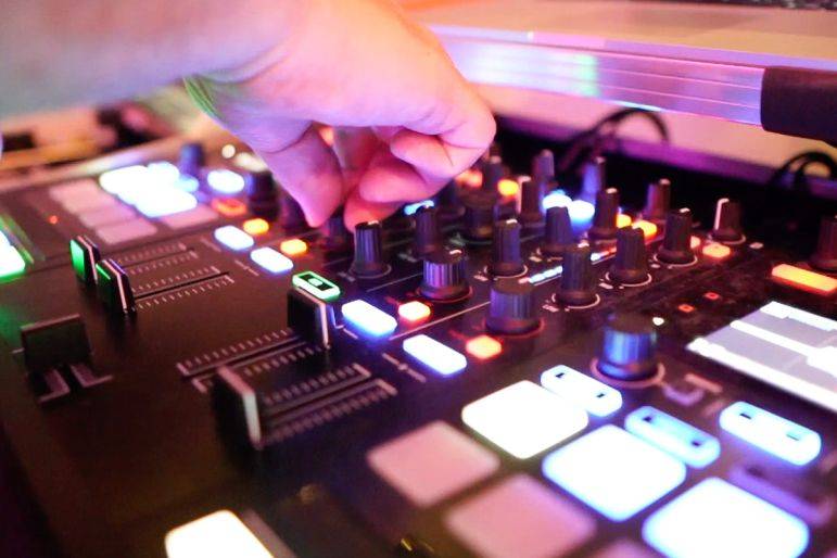 Click to enlarge image neon-live-02.jpg