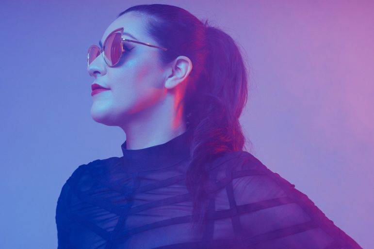 Click to enlarge image neon-live-03.jpg