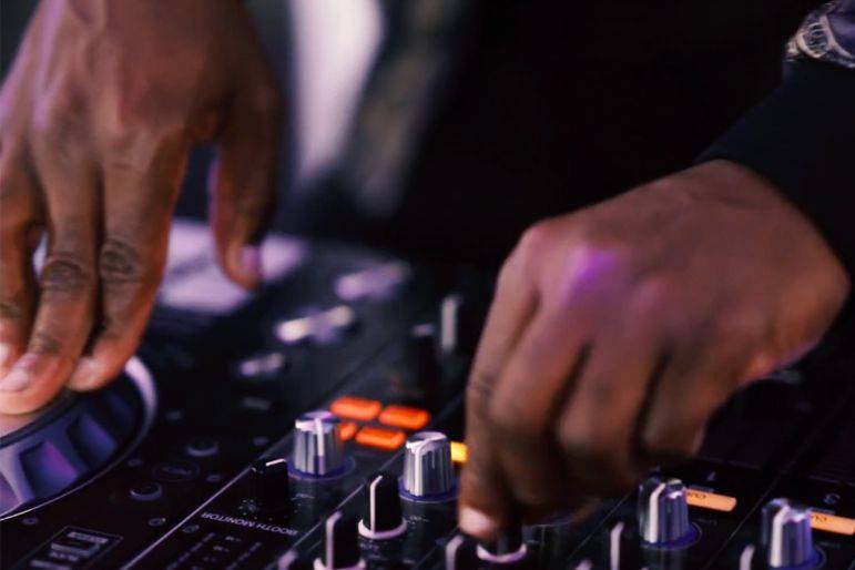 Click to enlarge image neon-live-04.jpg