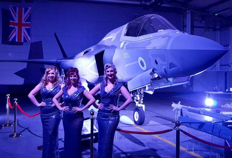 Click to enlarge image a-little-bit-gatsby-02.jpg