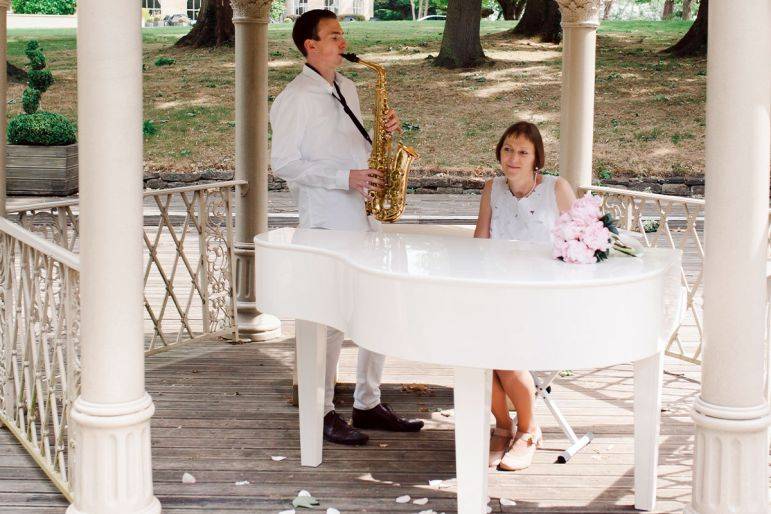 Click to enlarge image lightning-sax-8.jpg