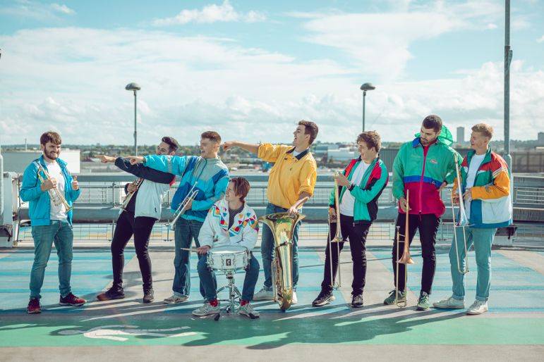 Click to enlarge image the-party-horns-03.jpg