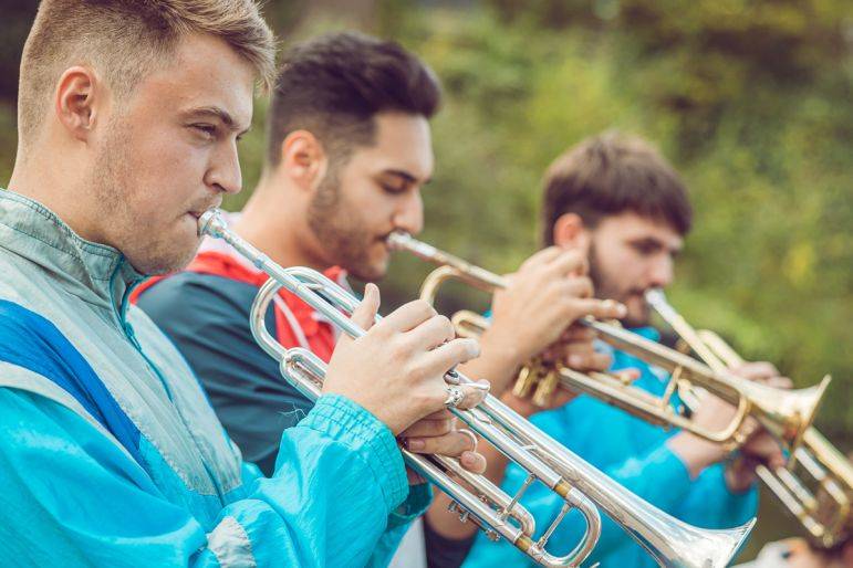 Click to enlarge image the-party-horns-05.jpg