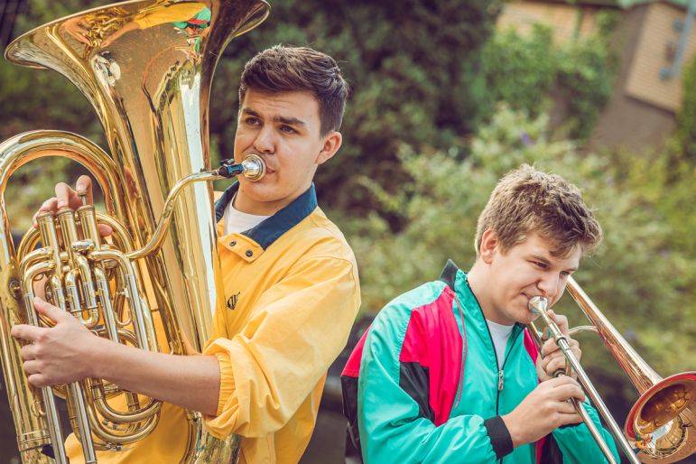 Click to enlarge image the-party-horns-06.jpg