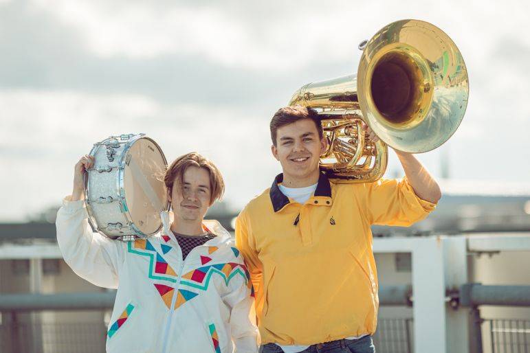 Click to enlarge image the-party-horns-07.jpg