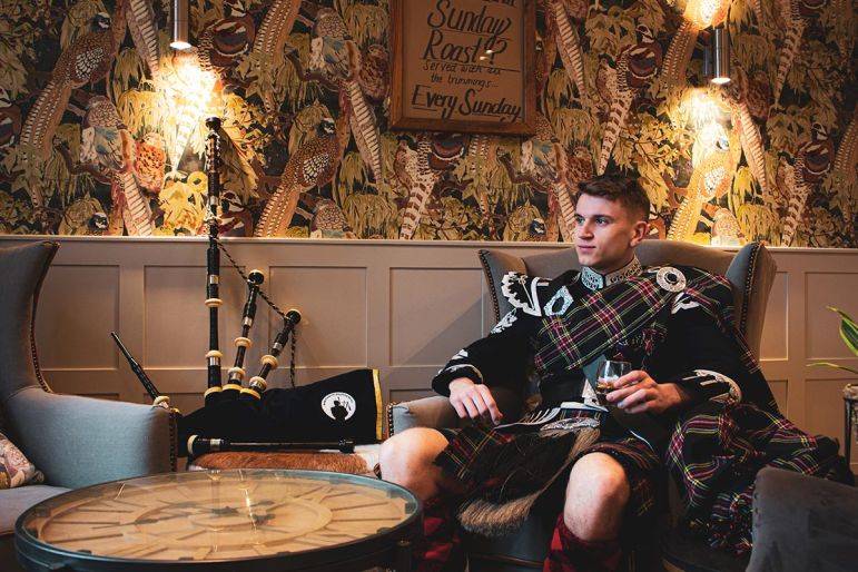 Click to enlarge image glasgow-piper-01.jpg