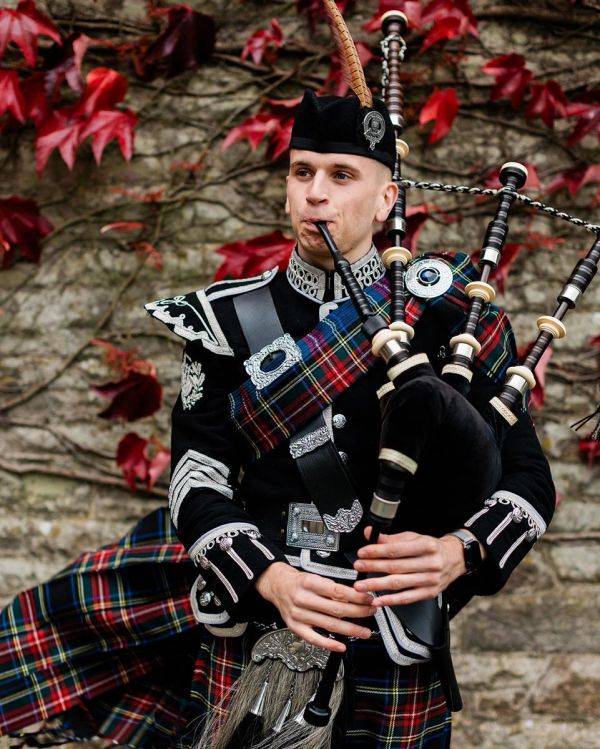 Click to enlarge image glasgow-piper-02.jpg