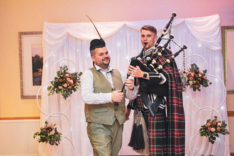 Click to enlarge image glasgow-piper-04.jpg