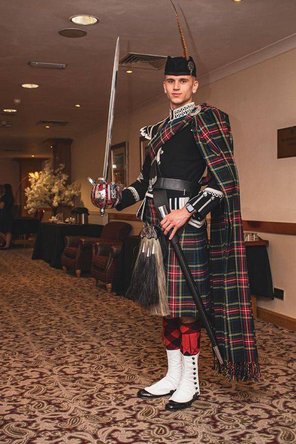 Click to enlarge image glasgow-piper-05.jpg