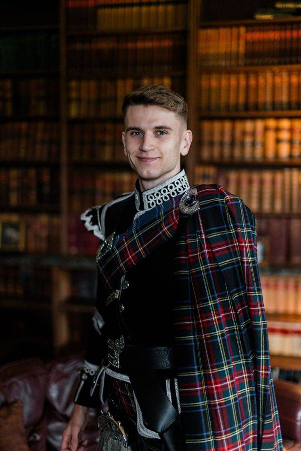 Click to enlarge image glasgow-piper-06.jpg