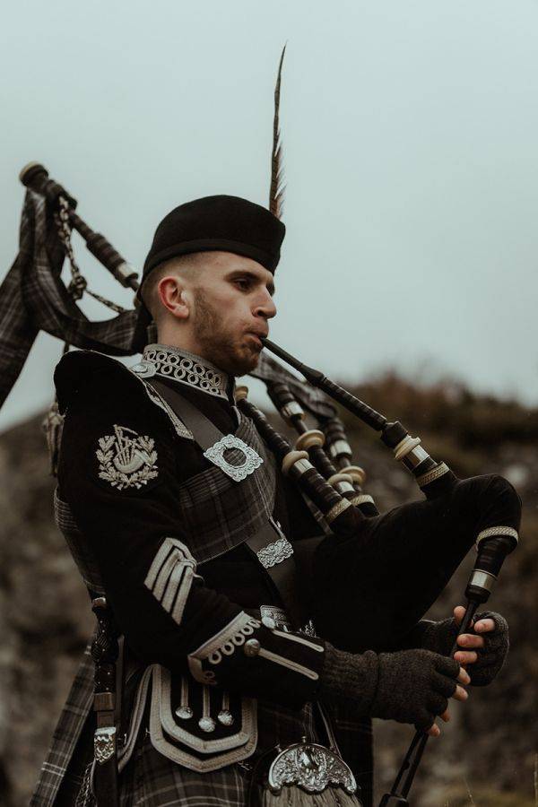 Click to enlarge image glasgow-piper-08.jpg