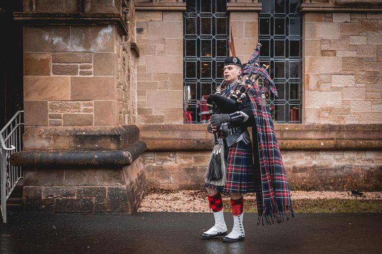 Click to enlarge image glasgow-piper-12.jpg