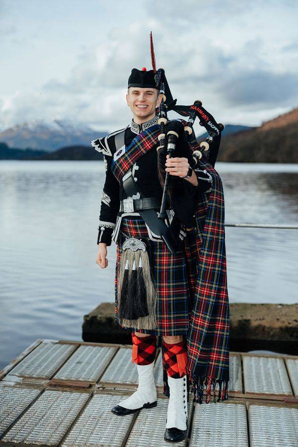 Click to enlarge image glasgow-piper-15.jpg