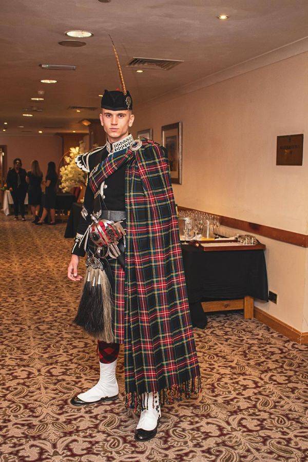 Click to enlarge image glasgow-piper-16.jpg