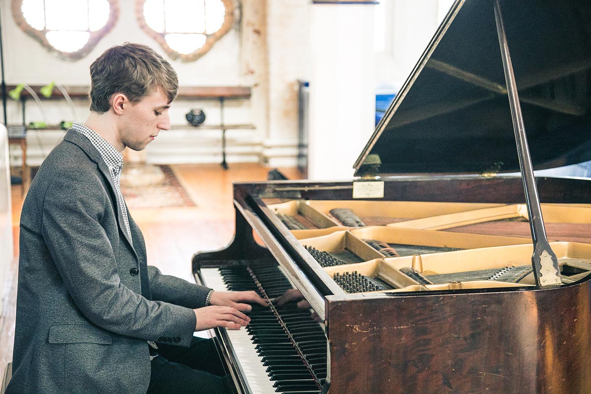 Wedding piano shop