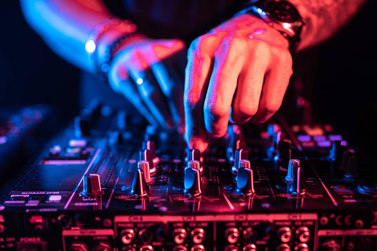 Should I Book a Wedding Band or DJ?