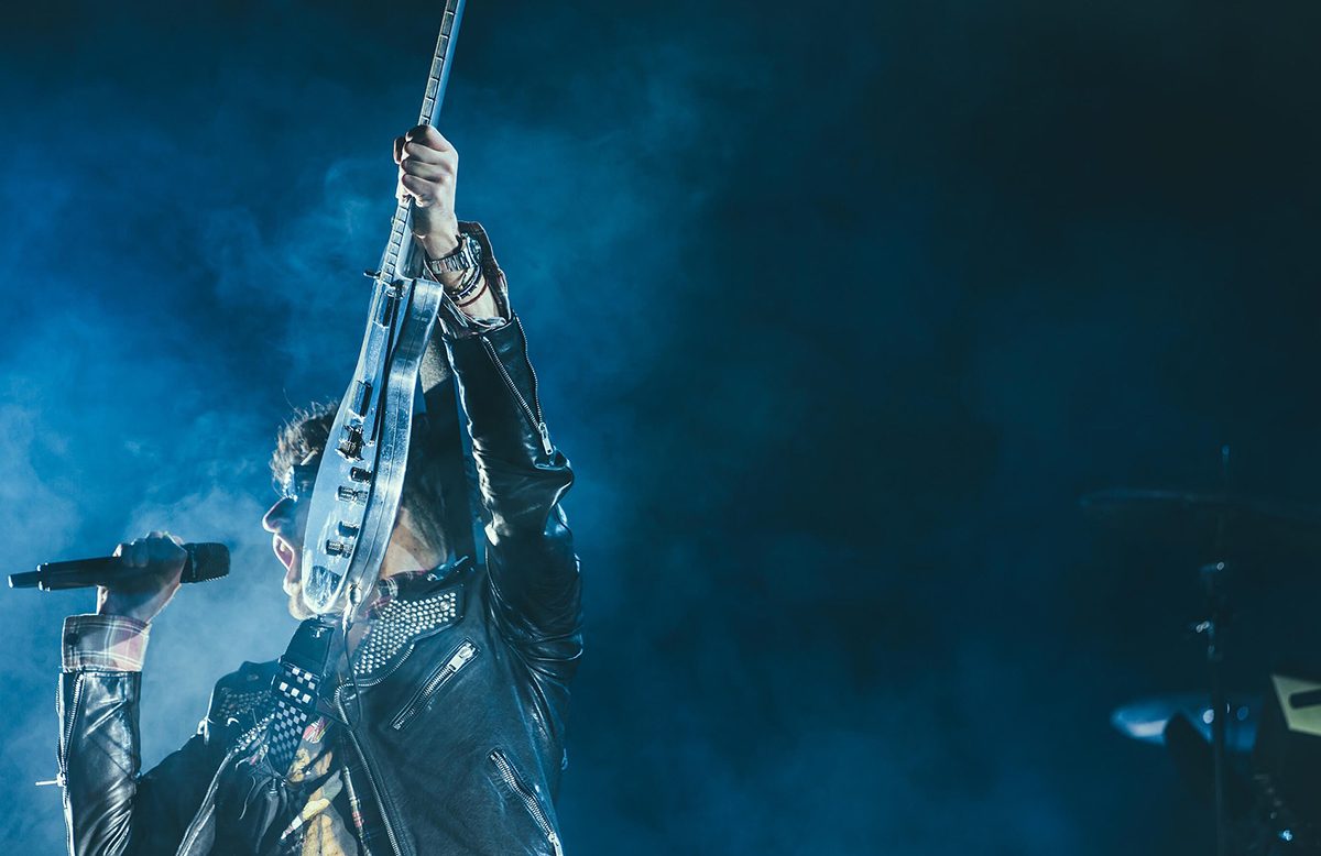 guitarist singing live