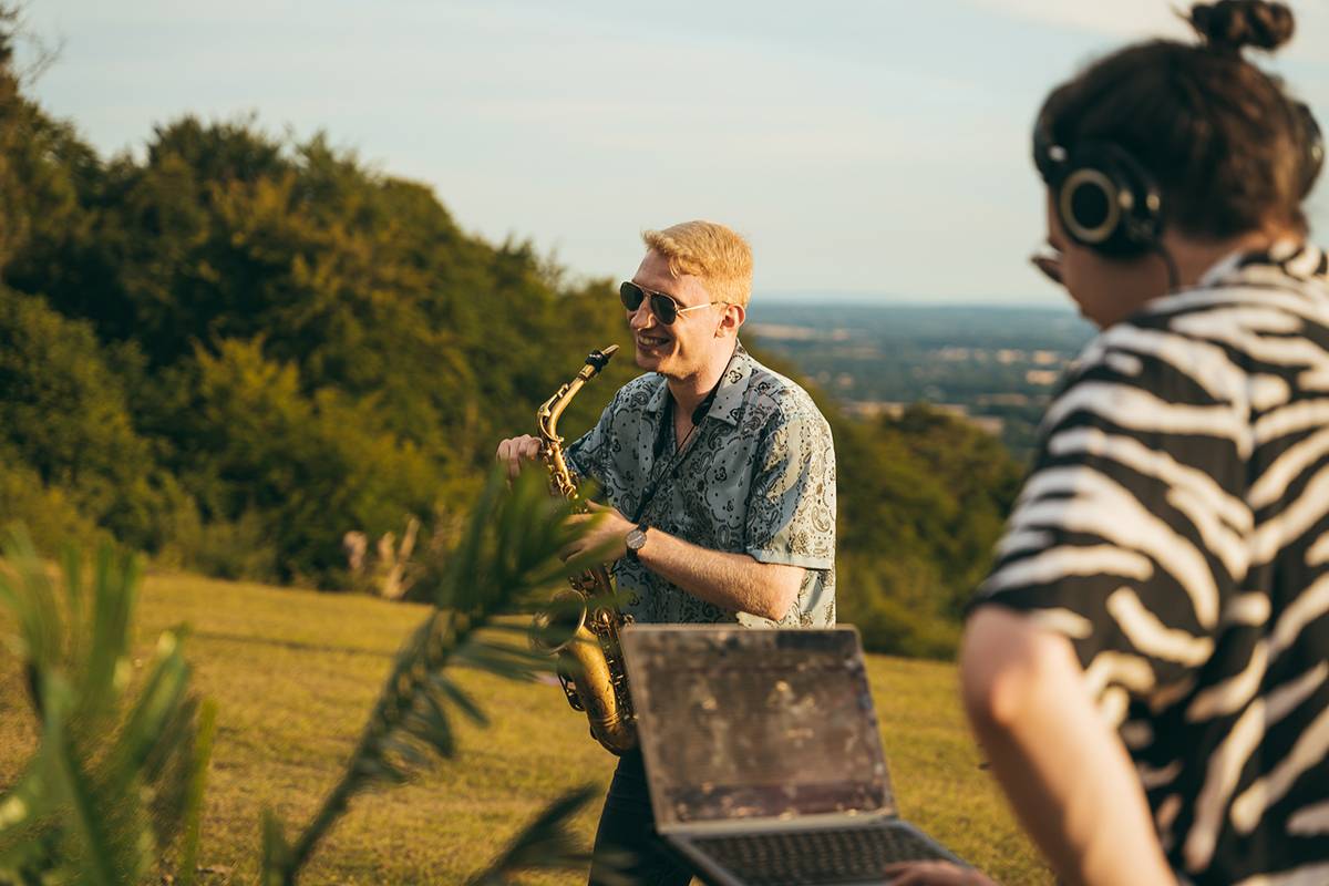14 Small Wedding Entertainment Ideas to Consider