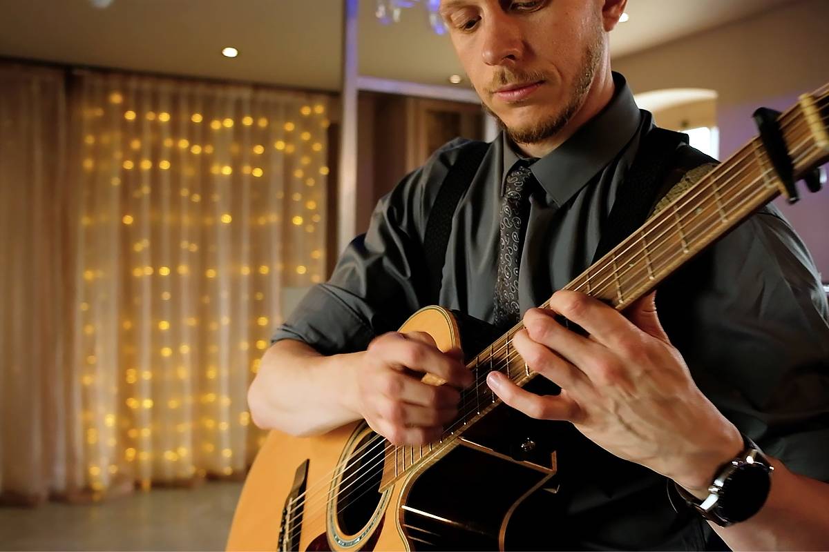 Finger Picking &amp; Percussive Solo Guitarist