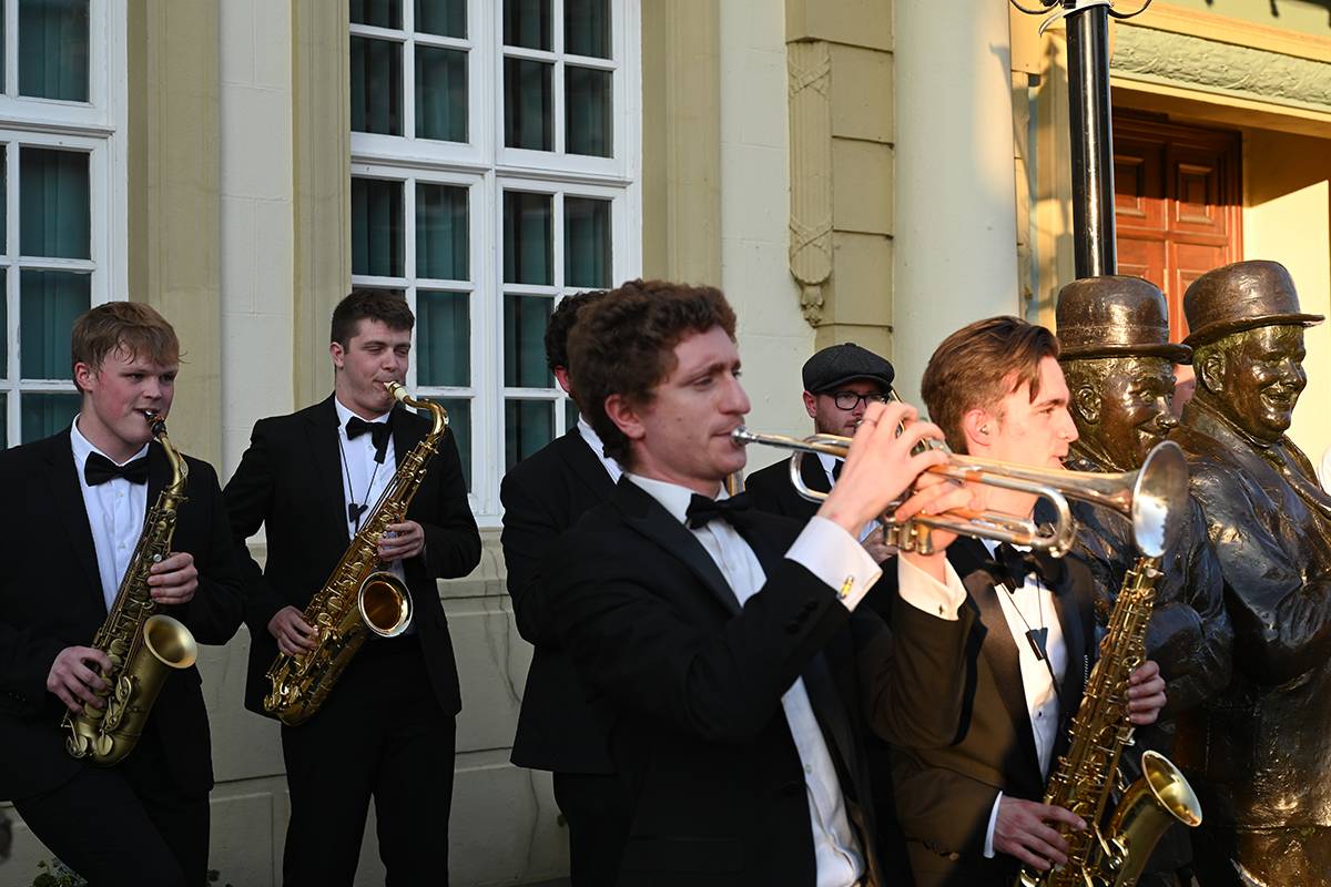 Male-fronted Jazz &amp; Swing Big Band