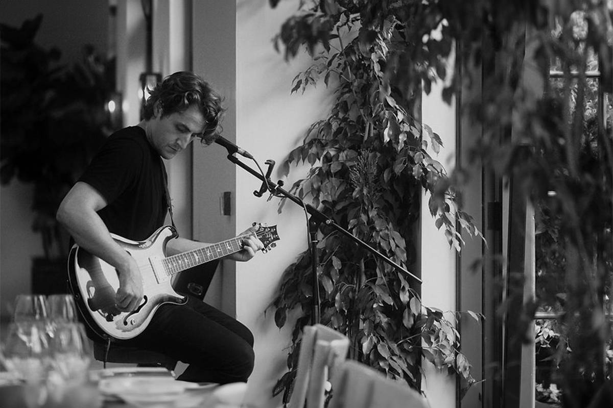 Male Solo Singer &amp; Gutiarist based North West