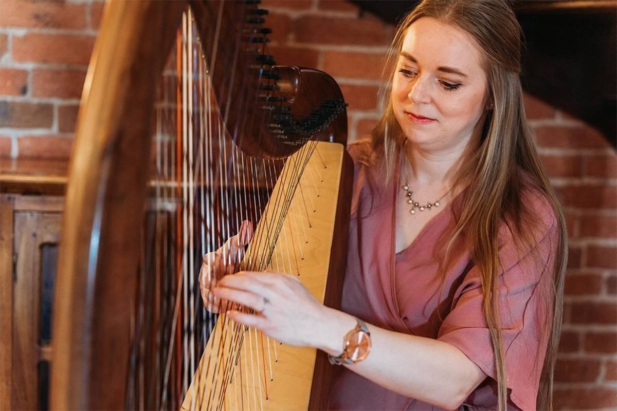 Modern &amp; Classical Female Harpist