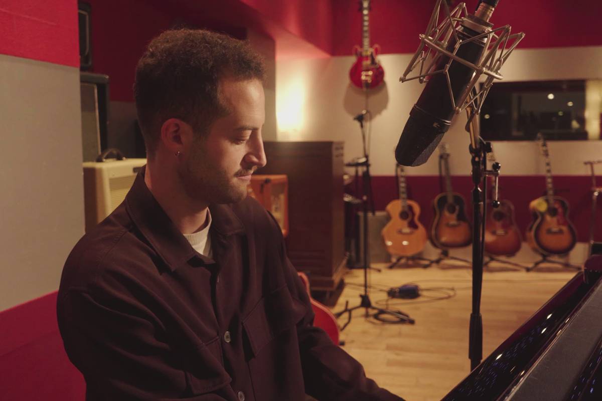 London Male Singer Pianist