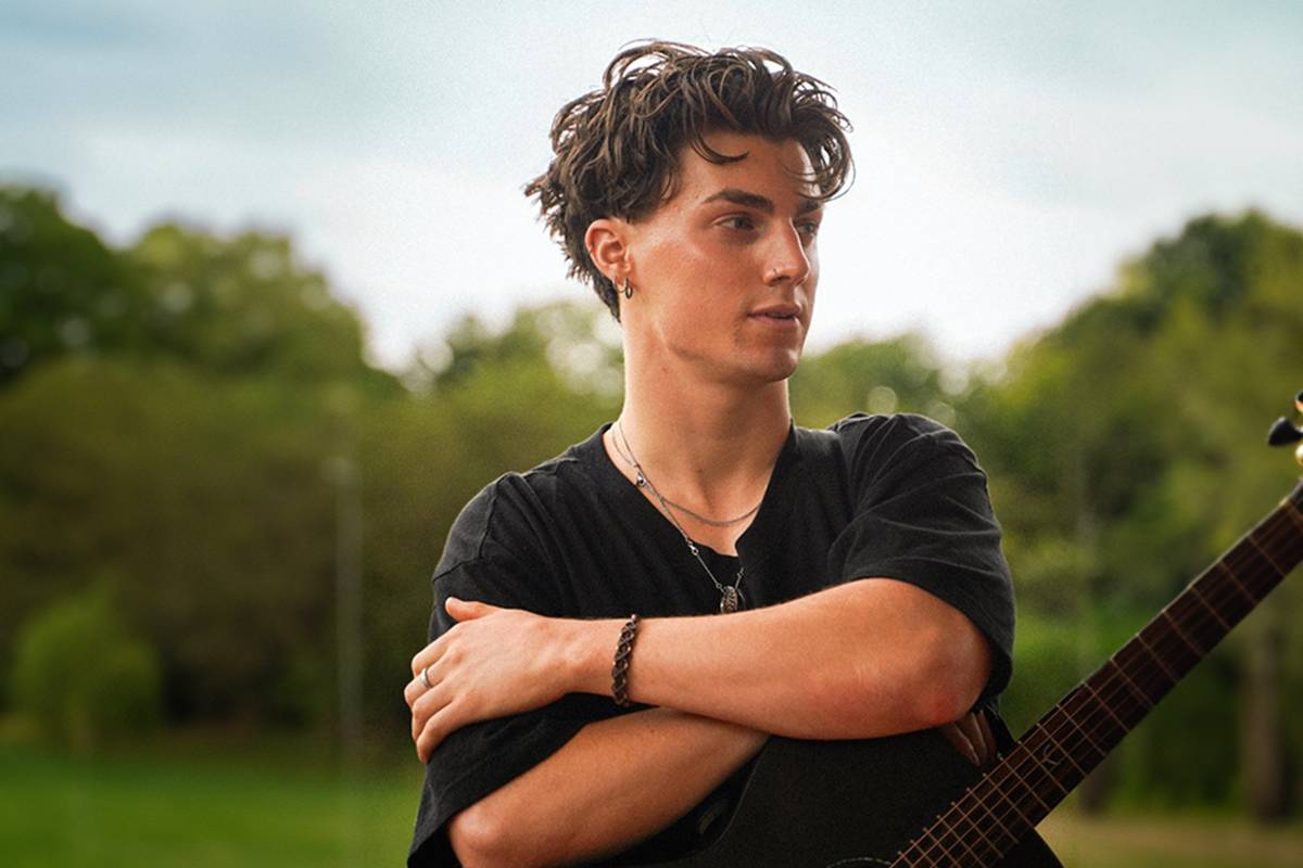 London Based Male Singer Guitarist