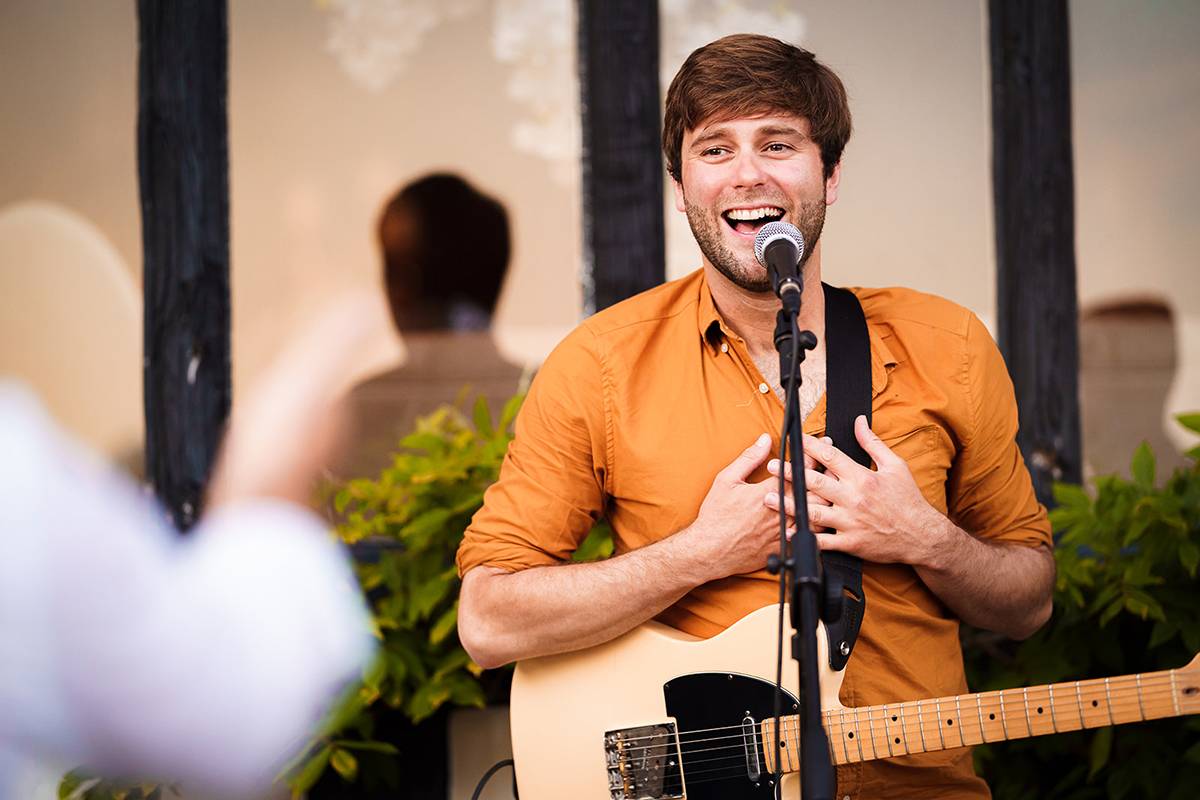 Soulful Northern Singer Guitarist for Hire