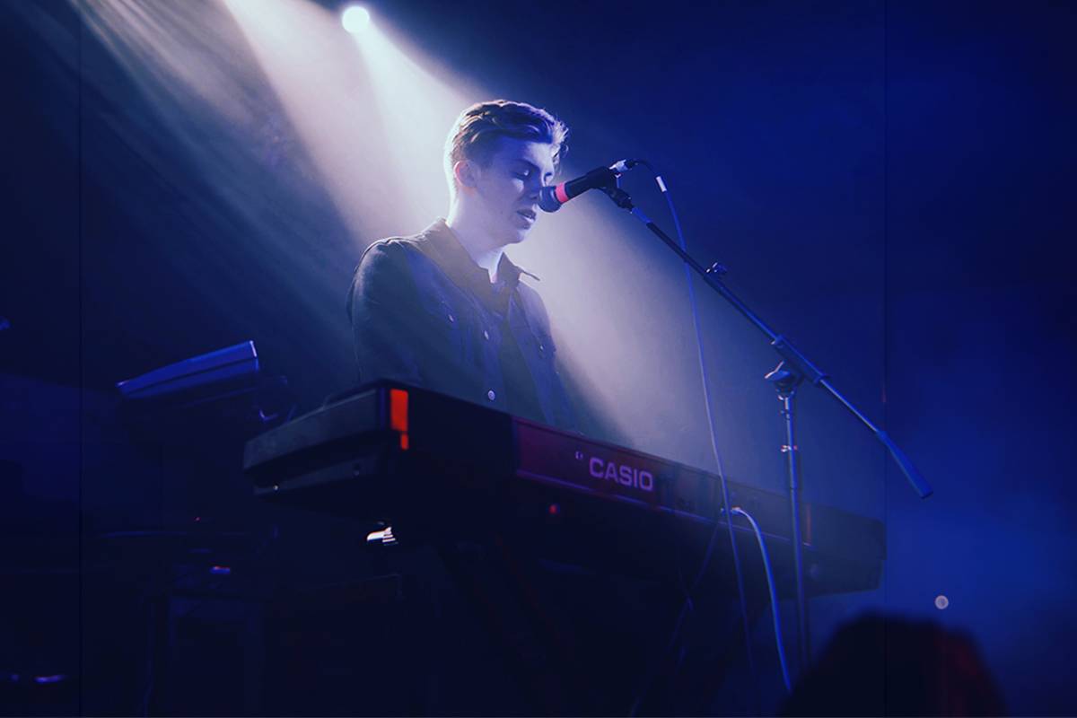 Classic &amp; Contemporary Male Singer-Pianist